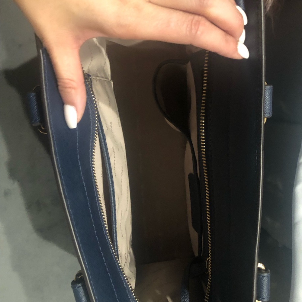 Michael Kors Quinn handbag in navy blue - Picture 5 of 6